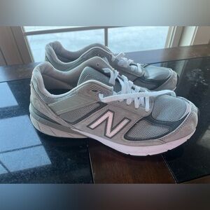 New Balance 990v5 size 10 2E (WIDE) Color Grey great condition smoke pet free